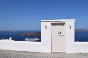 海と白いドア