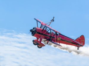 空を飛ぶ赤い飛行機