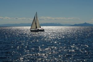 海に浮かぶヨット