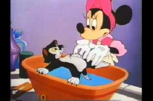 フィガロをお風呂に入れようとするミニー